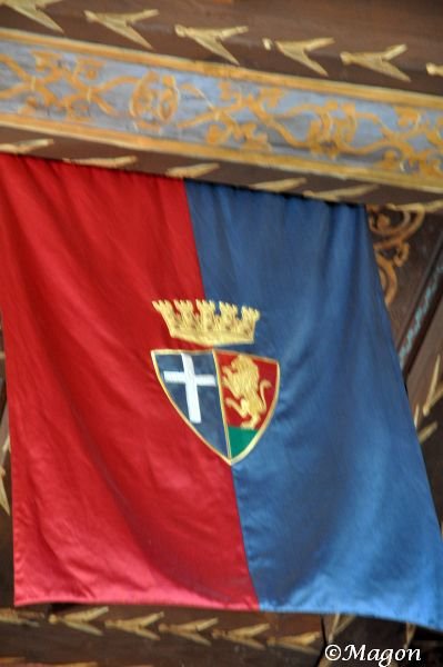 Флаг с гербом и короной в Castello Di Amorosa, США